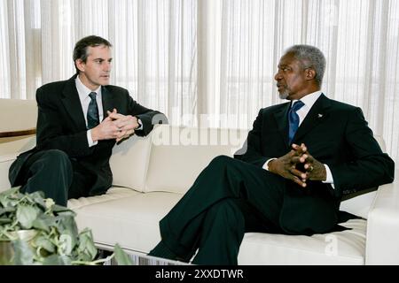 Nazioni Unite, NY, USA, 20051031: Il ministro norvegese degli affari esteri, Jonas Gahr Støre, incontra il segretario generale delle Nazioni Unite Kofi Annan. Foto: Orjan F: Ellingvag/ Dagbladet Foto Stock