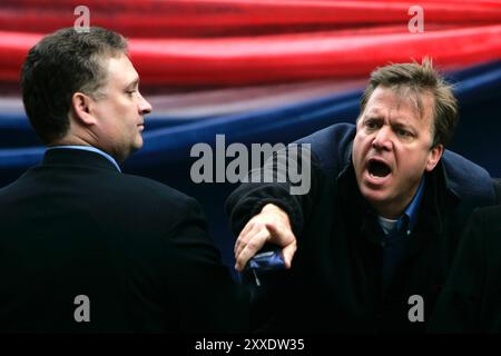 Philadelphia, Pennsylvania, USA, 25 ottobre 2004; il senatore presidenziale John Kerry riceve aiuto dall'ex presidente Bill Clinton durante un raduno a Love Park a Philadelphia. Foto Stock