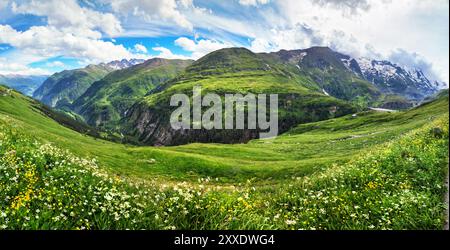 Vista panoramica sulle montagne dalla strada alpina Grossglockner nelle Alpi austriache Foto Stock