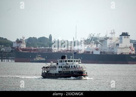 Il traghetto Royal Iris Mersey attraversa il fiume Mersey da Seacombe a Liverpool Pier Head, Inghilterra Foto Stock