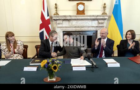 Foto del file del 19/07/24 del primo ministro Sir Keir Starmer che stringe la mano al presidente ucraino Volodymyr Zelensky. Sir Keir Starmer ha detto agli ucraini che il Regno Unito li sosterrà "oggi e sempre”, poiché Kiev segna 33 anni da quando ha dichiarato l'indipendenza dall'Unione Sovietica. Data di pubblicazione: Sabato 24 agosto 2024. Foto Stock