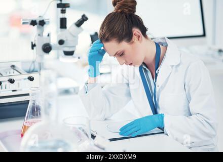 Stanca, donna o scienziata in laboratorio con burnout o studio scientifico per la ricerca per testare sperimentare sperimentare con scadenza. Mal di testa, fisico esausto o scrittura Foto Stock