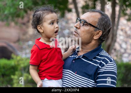 Il nonno e il nipote si uniscono al parco all'aperto di Dusk Foto Stock