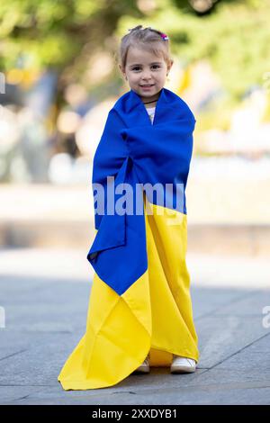 Kiev, Kiev, Ucraina. 24 agosto 2024. Bambina avvolta nella bandiera Ucraina che celebra il giorno dell'indipendenza Ucraina nella piazza dell'indipendenza Majdan Nesaleschnosti. (Credit Image: © Andreas Stroh/ZUMA Press Wire) SOLO PER USO EDITORIALE! Non per USO commerciale! Crediti: ZUMA Press, Inc./Alamy Live News Foto Stock