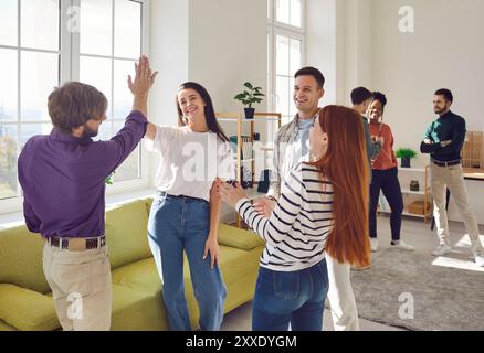 Amici di persone che si incontrano, parlano e condividono notizie e storie che si riuniscono a casa. Foto Stock