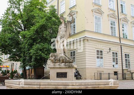 Scultura e fontana di Amfitrita sulla piazza del mercato di Leopoli, Ucraina Foto Stock