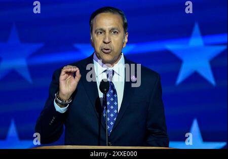 Chicago, Stati Uniti. 22 agosto 2024. NIENTE posta giornaliera. NESSUN giornale o quotidiano di New York o del New Jersey entro un raggio di 75 miglia da New York City - il rappresentante degli Stati Uniti Val Krishnamoorthi (Democrat of Illinois), fa osservazioni il giorno 4 della Convention nazionale democratica del 2024 allo United Center di Chicago, il, USA, giovedì 22 agosto, 2024. foto di Ron Sachs/CNP/ABACAPRESS. COM credito: Abaca Press/Alamy Live News Foto Stock