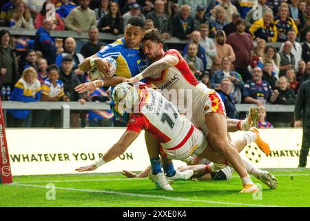David Fusitu'a ( 2 ) dei Leeds Rhinos va a provare nella partita contro Catalans Dragons Foto Stock
