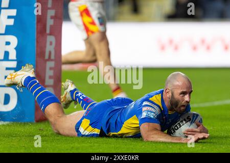 Matt Frawley ( 7 ) dei Leeds Rhinos segna una meta nella partita contro i Catalans Dragons. Foto Stock