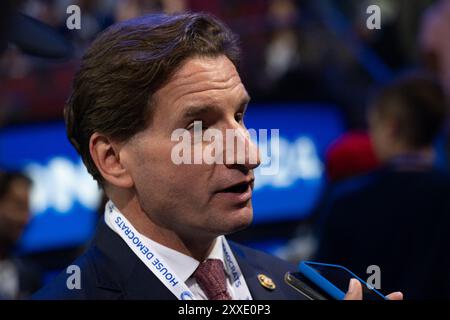 Chicago, Stati Uniti. 19 agosto 2024. Il rappresentante degli Stati Uniti Dean Phillips (Democratico del Minnesota) alla Convention nazionale democratica del 2024 a Chicago, Illinois, USA, allo United Center lunedì 19 agosto 2024. Foto di Annabelle Gordon/CNP/ABACAPRESS. COM credito: Abaca Press/Alamy Live News Foto Stock