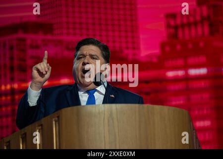 Chicago, Stati Uniti. 20 agosto 2024. Il Governatore J.B. Pritzker (Democratico dell'Illinois) pronuncia le sue osservazioni alla Convention nazionale democratica del 2024 a Chicago, Illinois, USA, allo United Center martedì 20 agosto 2024. Foto di Annabelle Gordon/CNP/ABACAPRESS. COM credito: Abaca Press/Alamy Live News Foto Stock