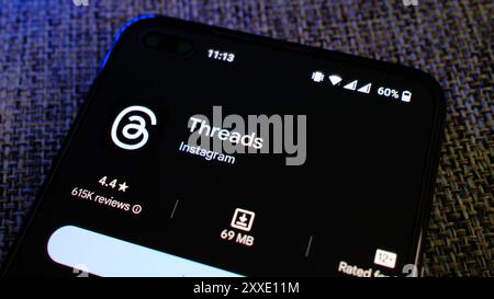 App thread Instagram nella pagina Play Store sul display del telefono cellulare. Londra, Regno Unito, 08.24.2024 Foto Stock