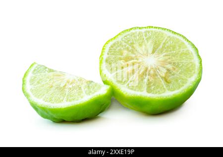 Frutta fresca di kaffir verde, lime o bergamotto a metà e fetta o fetta è isolata su sfondo bianco con percorso di ritaglio. Foto Stock