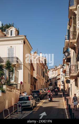 Cannes, Francia - 1 agosto 2024: Zona pittoresca di Cannes vicino alla città vecchia Foto Stock