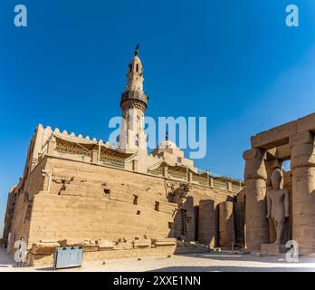 La moschea di Abu Haggag a Luxor è una testimonianza della ricca storia dell'Egitto, che combina perfettamente l'architettura egiziana con il design islamico. Foto Stock