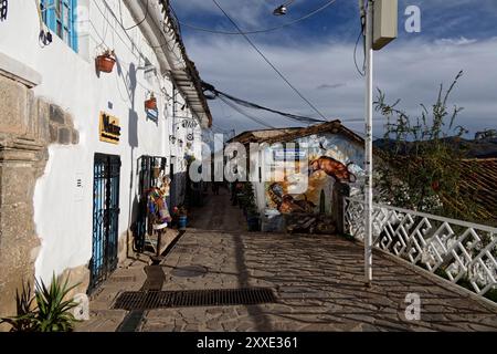 Cuzco, Perù. 8 gennaio 2024. Il quartiere di San Blas, situato vicino al centro storico con le sue strade spioventi e le scale in pietra, si trova a Cuzco, Perù Foto Stock