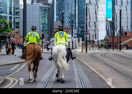 Trainare agenti di polizia donne a cavallo per le strade di Manchester nel Regno Unito. Foto Stock