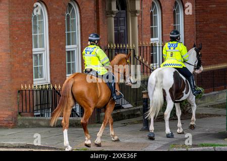 Trainare agenti di polizia donne a cavallo per le strade di Manchester nel Regno Unito. Foto Stock