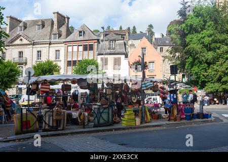 Mercato BRIC-à-brac in Place Cornic all'ombra del viadotto: Morlaix, Finistère, Bretagna, Francia Foto Stock