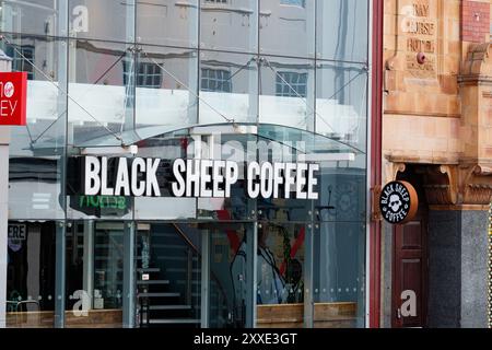 Leeds Inghilterra: 3 giugno 2024: Cartello esterno Black Sheep Coffee all'ingresso dell'edificio Foto Stock