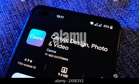 App Canva per la progettazione, l'editing di foto e video, nella pagina del negozio Play sul display del telefono cellulare. Londra, Regno Unito, 08.24.2024 Foto Stock