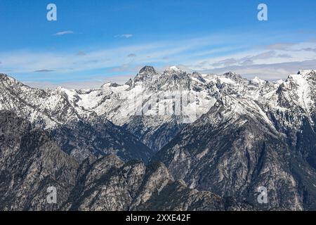 Il massiccio del Pizzo Badile nella stagione autunnale, vista dalla vetta del lago di Como Foto Stock