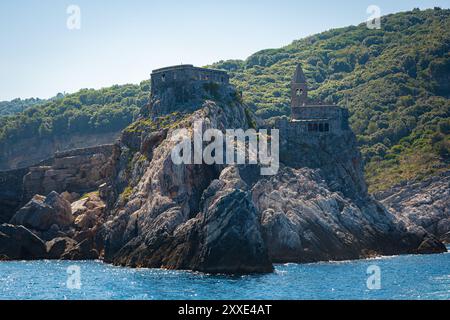 Chiesa di San Pietro fortificata su una piccola penisola rocciosa a Porto Venere, Italia Foto Stock