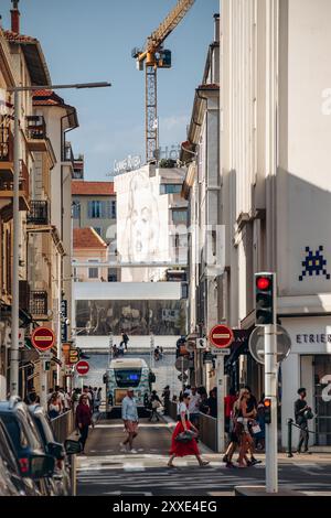 Cannes, Francia - 1 agosto 2024: Zona pittoresca di Cannes vicino alla stazione ferroviaria Foto Stock