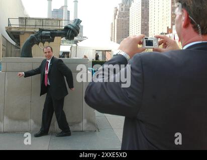 New York, NY, 24 settembre 2003; le guardie di sicurezza della delegazione tedesca si fermano un minuto fuori dal quartier generale delle Nazioni Unite per fare un po' di posa davanti alla statua della pace data alle Nazioni Unite dal governo svedese. Foto; Orjan F. Ellingvag/ Dagbladet modificato, spostato in modificato 20060220 Foto Stock