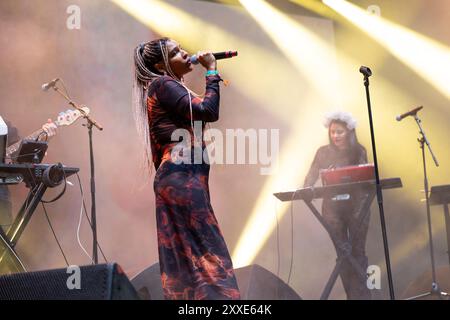 La DJ producer peruviana Sofia Kourtesis sul palco di All Points East, Victoria Park, East London Foto Stock