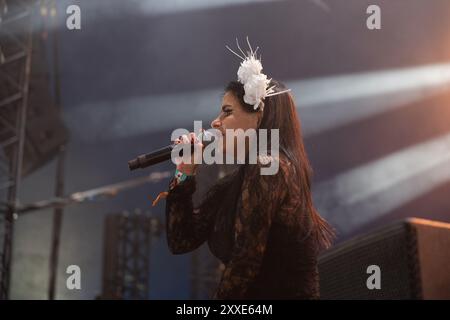 La DJ producer peruviana Sofia Kourtesis sul palco di All Points East, Victoria Park, East London Foto Stock