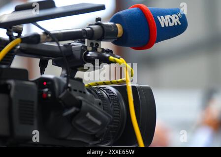 Symbolfoto und Themenbild WDR Fernsehen Symbolbild und Themenfoto WDR TV und Fernsehen mit TV Kamera Deutschland *** Symbol photo and theme photo WDR television Symbol photo and theme photo WDR TV and television with TV camera Germany Stock Photo