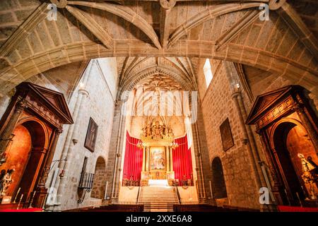 Pala d'altare principale e dipinto dell'Esaltazione della Trinità, una copia della famosa Gloria di Tiziano, Monastero di San Jerónimo de Yuste, XV secolo Foto Stock