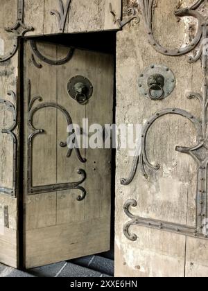 Brioude, due battitori di porta in bronzo raffiguranti un leone e una scimmia, Basilica Saint Julien (Basilique Saint Julien), alta Loira, Alvernia, Francia Foto Stock