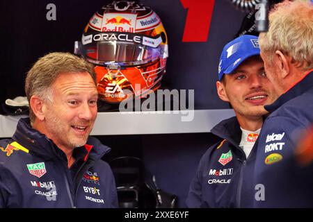 Zandvoort, Paesi Bassi. 24 agosto 2024. (Da L a R): Christian Horner (GBR) responsabile del Red Bull Racing Team con Max Verstappen (NLD) Red Bull Racing e Dr. Helmut Marko (AUT) Consulente Red Bull Motorsport. 24.08.2024. Formula 1 World Championship, Rd 15, Dutch Grand Prix, Zandvoort, Paesi Bassi, giorno di qualificazione. Il credito fotografico dovrebbe essere: XPB/Alamy Live News. Foto Stock