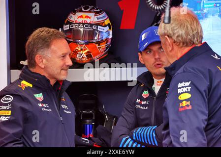 Zandvoort, Paesi Bassi. 24 agosto 2024. (Da L a R): Christian Horner (GBR) responsabile del Red Bull Racing Team con Max Verstappen (NLD) Red Bull Racing e Dr. Helmut Marko (AUT) Consulente Red Bull Motorsport. 24.08.2024. Formula 1 World Championship, Rd 15, Dutch Grand Prix, Zandvoort, Paesi Bassi, giorno di qualificazione. Il credito fotografico dovrebbe essere: XPB/Alamy Live News. Foto Stock