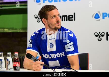 Neuzugang beim VfL Gummersbach Kentin Mahe (VfL Gumersbach 22) in der Pressekonferenz zur Mannschaftsvorstellung der Spielzeit 2024/25 DAIKIN Handball Bundesliga, 1 Bundesliga, VfL Gummersbach, Mannschaftspraesentation Spielzeit 2024/2025, Schwalbe Arena Gummersbach, 23.08.2024 foto: Eibner-Pressefoto/Juergen Augst Foto Stock