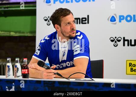 Neuzugang beim VfL Gummersbach Kentin Mahe (VfL Gumersbach 22) in der Pressekonferenz zur Mannschaftsvorstellung der Spielzeit 2024/25 DAIKIN Handball Bundesliga, 1 Bundesliga, VfL Gummersbach, Mannschaftspraesentation Spielzeit 2024/2025, Schwalbe Arena Gummersbach, 23.08.2024 foto: Eibner-Pressefoto/Juergen Augst Foto Stock