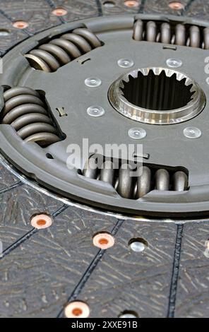 Nuovo disco frizione, ricambio per auto, primo piano, background astratto nel settore automobilistico Foto Stock