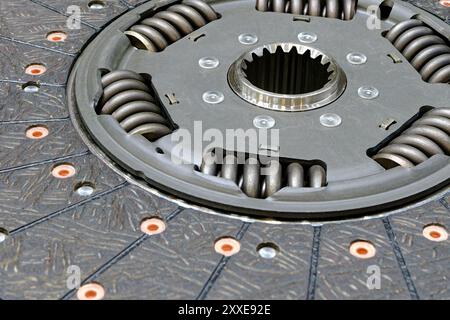 Nuovo disco frizione, ricambio per auto, primo piano, background astratto nel settore automobilistico Foto Stock