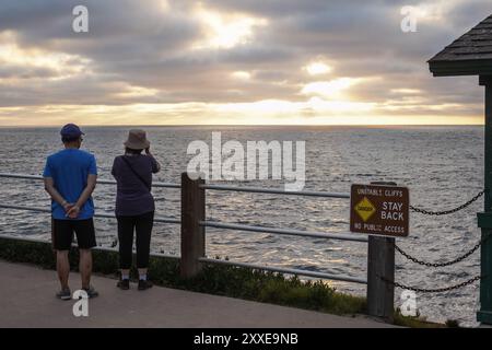 San Diego, Stati Uniti. 16 agosto 2024. La gente guarda il tramonto a la Jolla Cove. La costa di San Diego assorbe un sacco di persone da visitare e fare attività acquatiche lì. La costa di San Diego è di circa 70 km e numerose spiagge insieme alla costa. Le spiagge lungo la costa sono popolari luoghi turistici di San Diego e sono trafficate tutti i giorni. Credito: SOPA Images Limited/Alamy Live News Foto Stock