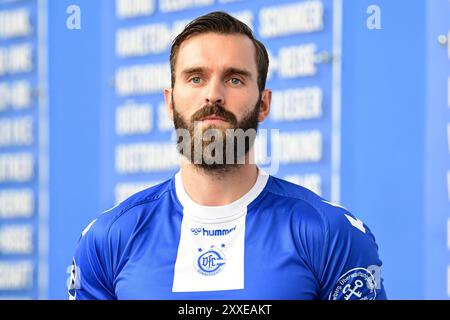 Gummersbach, Germania. 23 agosto 2024. Ritratto Teitur Einarsson (VfL Gummersbach 14) DAIKIN Handball Bundesliga, 1 Bundesliga, VfL Gummersbach, Mannschaftspraesentation Spielzeit 2024/2025, Schwalbe Arena Gummersbach, 23.08.2024 foto: Eibner-Pressefoto/Juergen Augst credito: dpa/Alamy Live News Foto Stock