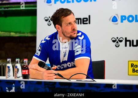 Gummersbach, Germania. 23 agosto 2024. Neuzugang beim VfL Gummersbach Kentin Mahe (VfL Gumersbach 22) in der Pressekonferenz zur Mannschaftsvorstellung der Spielzeit 2024/25 DAIKIN Handball Bundesliga, 1 Bundesliga, VfL Gummersbach, Mannschaftspraesentation Spielzeit 2024/2025, Schwalbe Arena Gummersbach, 23.08.2024 foto: Eibner-Pressefoto/Juergen Augst credito: dpa/Alamy Live News Foto Stock