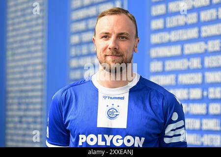 Gummersbach, Germania. 23 agosto 2024. Ritratto Lukas Blohme (VfL Gummersbach 8) DAIKIN Handball Bundesliga, 1 Bundesliga, VfL Gummersbach, Mannschaftspraesentation Spielzeit 2024/2025, Schwalbe Arena Gummersbach, 23.08.2024 foto: Eibner-Pressefoto/Juergen Augst credito: dpa/Alamy Live News Foto Stock