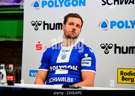 Gummersbach, Germania. 23 agosto 2024. Neuzugang beim VfL Gummersbach Kentin Mahe (VfL Gumersbach 22) in der Pressekonferenz zur Mannschaftsvorstellung der Spielzeit 2024/25 DAIKIN Handball Bundesliga, 1 Bundesliga, VfL Gummersbach, Mannschaftspraesentation Spielzeit 2024/2025, Schwalbe Arena Gummersbach, 23.08.2024 foto: Eibner-Pressefoto/Juergen Augst credito: dpa/Alamy Live News Foto Stock