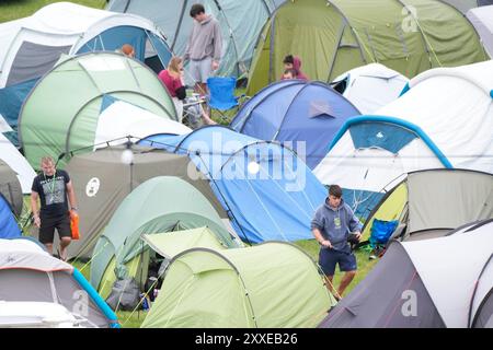 SOLO PER USO EDITORIALE gli spettatori del Festival durante il Leeds Festival 2024 al Bramham Park di Leeds. Data foto: Sabato 24 agosto 2024. Foto Stock