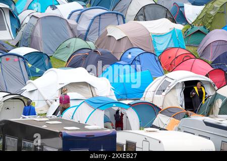 SOLO PER USO EDITORIALE gli spettatori del Festival durante il Leeds Festival 2024 al Bramham Park di Leeds. Data foto: Sabato 24 agosto 2024. Foto Stock