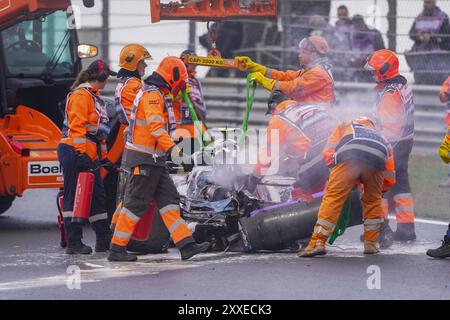 Zandvoort, Paesi Bassi. 24 agosto 2024. ZANDVOORT, PAESI BASSI - 24 AGOSTO: Vigili del fuoco e marshalls impegnati con la vettura di Logan Sargeant della Williams dopo un incidente mentre gareggiava nelle libere 2 durante la F1 - Heineken Dutch GP il 24 agosto 2024 a Zandvoort, Paesi Bassi. (Foto di Andre Weening/Orange Pictures) credito: Orange Pics BV/Alamy Live News Foto Stock