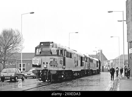 Un paio di locomotive diesel di classe 31 numeri 31200 e 31145 si fanno strada lentamente lungo il tram di Weymouth con un entusiasta tour ferroviario il 14 maggio 1994. Foto Stock