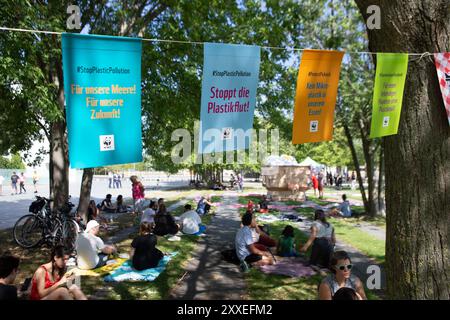 Berlino, Germania, 24 settembre 2024. Gli attivisti ambientalisti prendono parte a un picnic di protesta a livello nazionale organizzato dal WWF Germany contro la crisi plastica di fronte alla Cancelleria federale di Berlino. I manifestanti si riuniscono con striscioni colorati e un gigantesco cestino simbolico da picnic pieno di rifiuti di plastica, chiedendo un forte trattato globale delle Nazioni Unite per porre fine all'inquinamento della plastica durante i negoziati ONU in corso. Felix Wolf/Alamy Live News Foto Stock